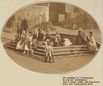 871733 Afbeelding van een groep kinderen en moeders in en bij de zandbak in het Oranjepark in Wijk C te Utrecht. Met ...